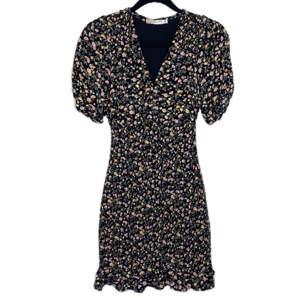 Abercrombie & Fitch Dresses & Skirts - A&F Black Floral Smocked Dress
